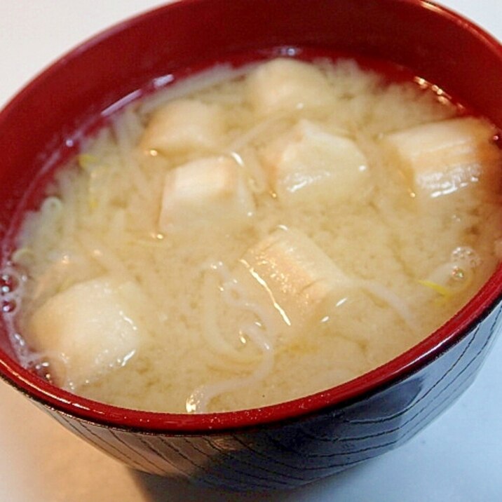 もやしと糸蒟蒻と麩の味噌汁♬